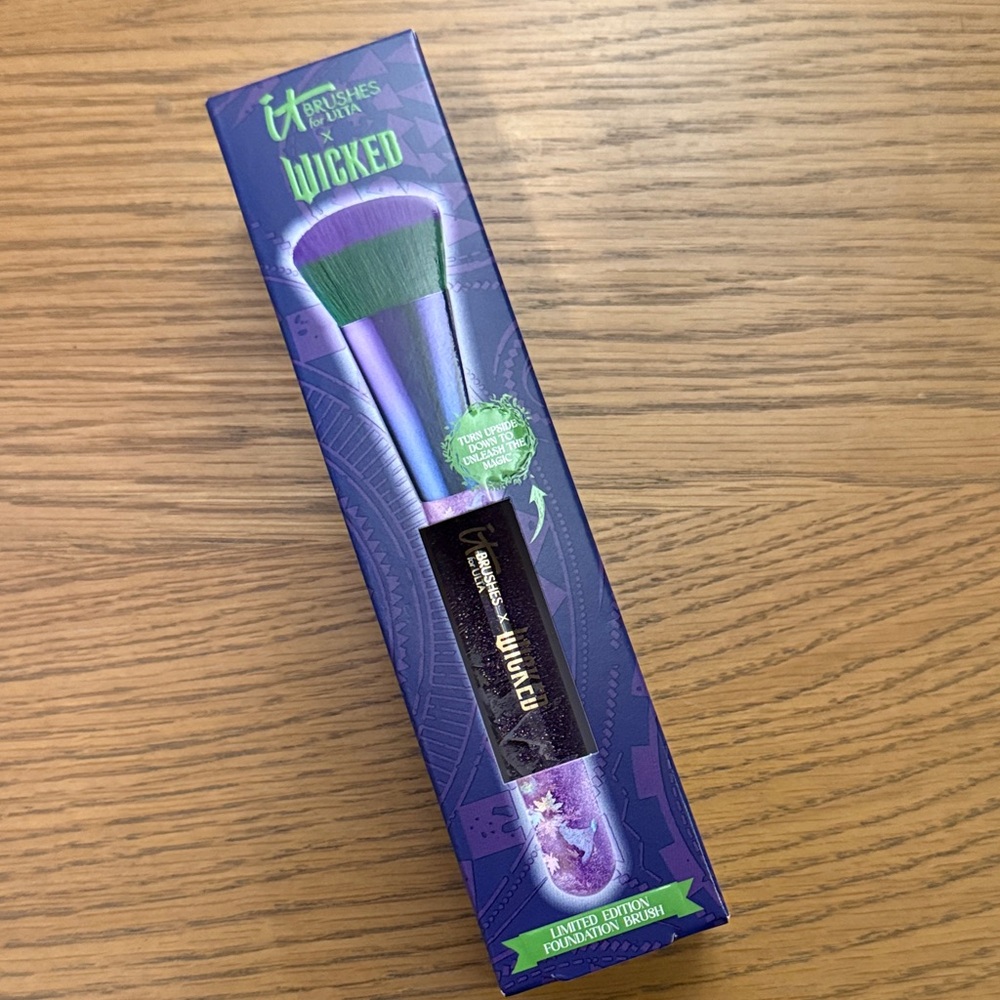 IT Cosmetics Wicked Brush Duo with Pink and Green Bristles - Picture 2 of 3